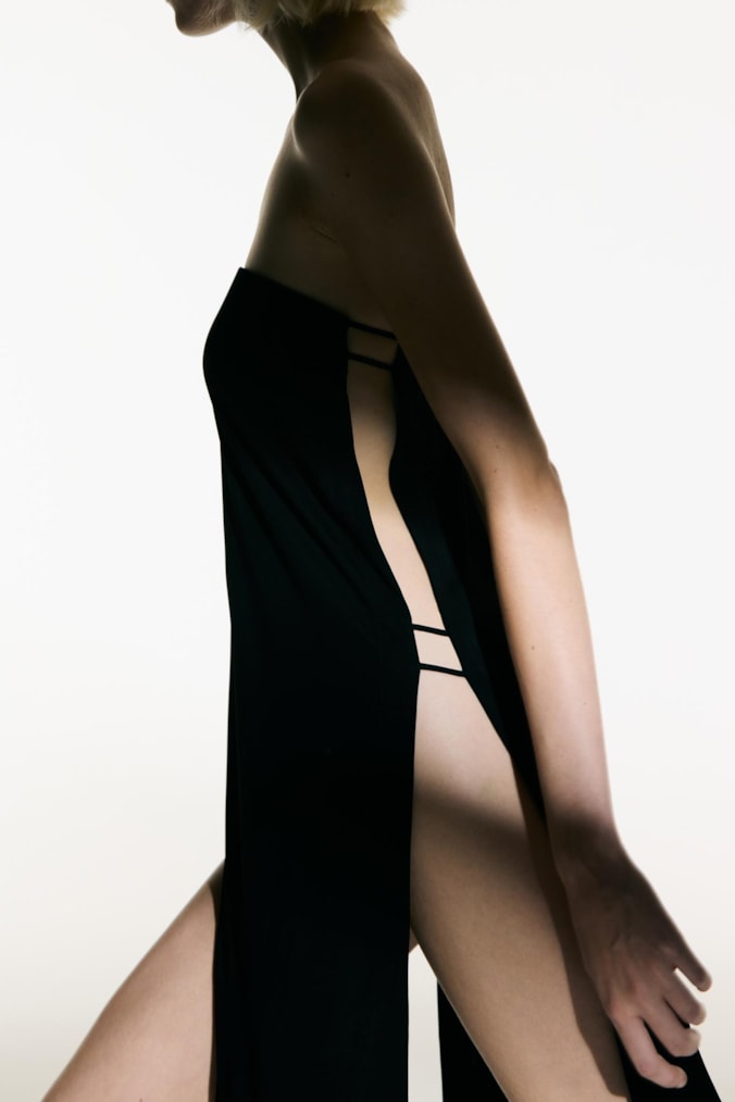  Vestido Curto Com Fenda Lateral Preto