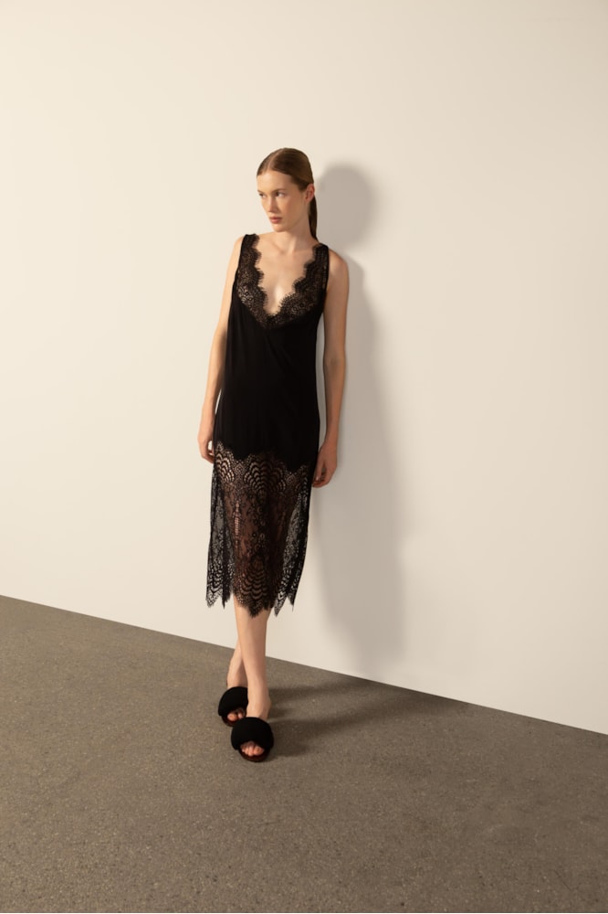 Vestido Curto Detalhe Renda Preto