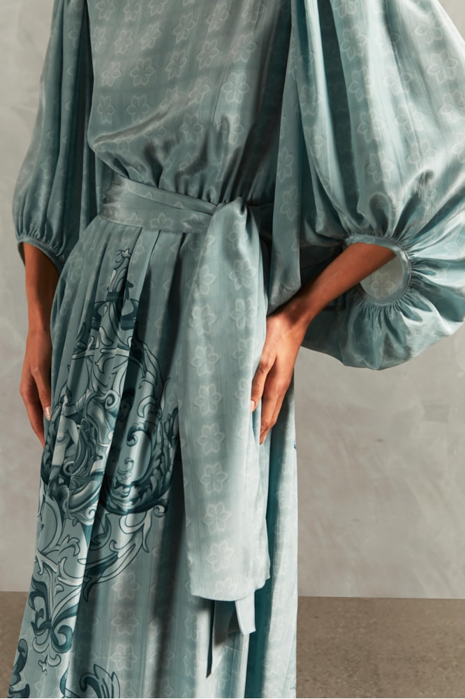 Vestido Longo Com Manga Longa e Faixa Hera Azul