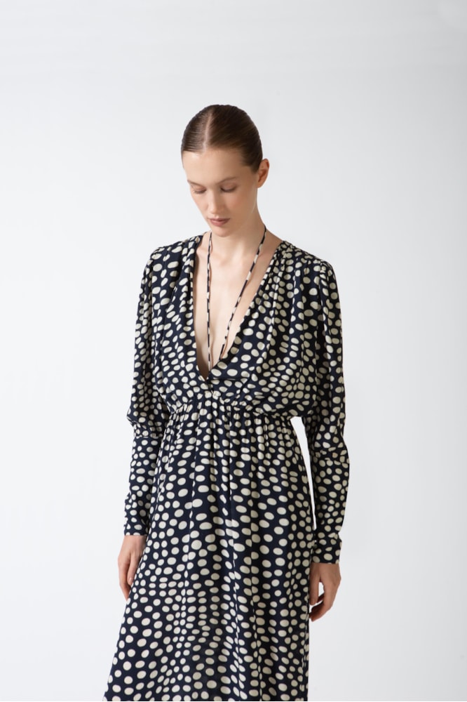Vestido Longo Decote v Pois Marinho