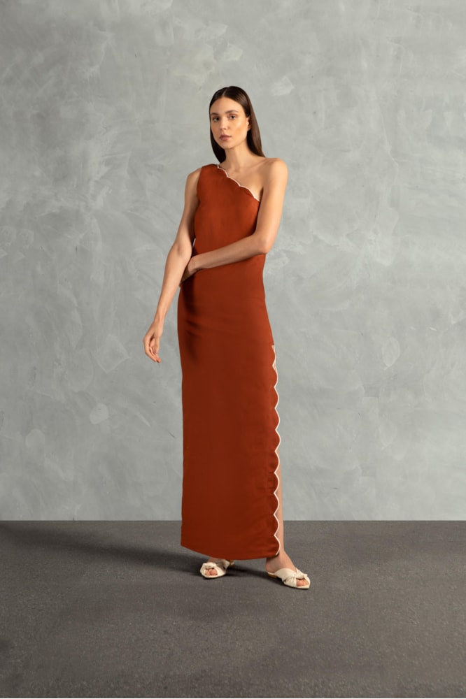 Vestido Longo Ombro Só Com Fendas Conhaque