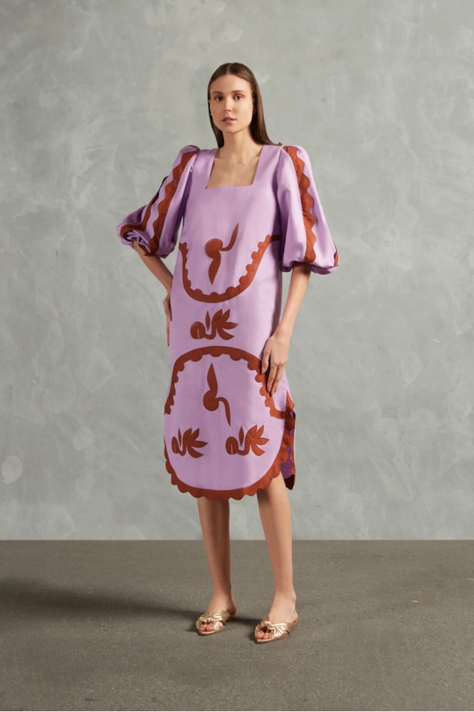 Vestido Midi Decote Quadrado Aplicações  Lilas /Conhaque